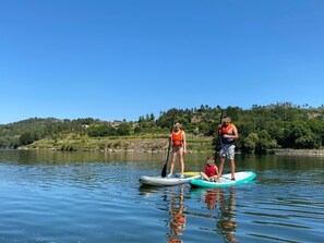 Three people on paddleboards on a calm lake with a clear sky. - Nora`s Getaway,  Luxury Villa with Infinity Pool,  Kayak & Paddle , Near Porto (Maureles)