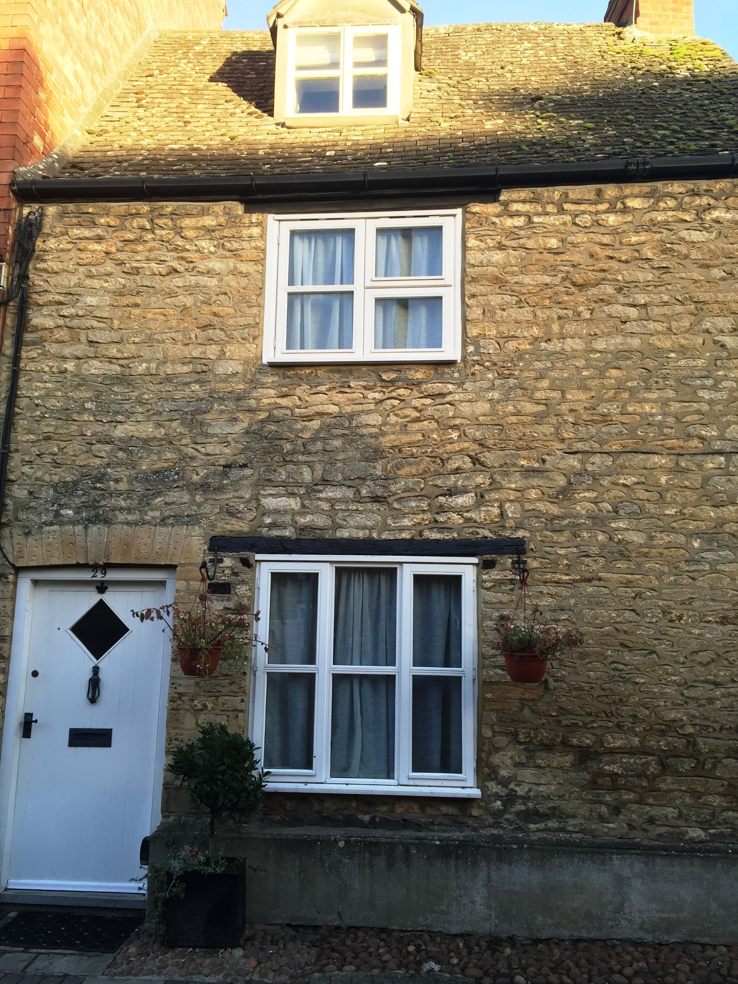 Sleeps 5. A modernised 17C cottage in the centre of the historic town of Woodsto