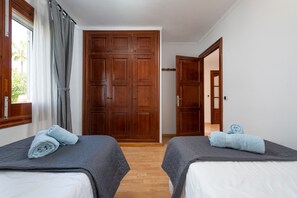 4 Schlafzimmer, Zimmersafe, Bügeleisen/Bügelbrett, kostenloses WLAN