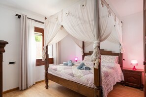 4 bedrooms, in-room safe, iron/ironing board, free WiFi