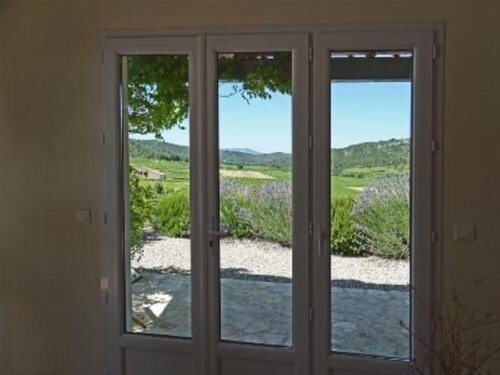 Villa avec piscine privative chauffée,  vue  sur le vignoble, à 25 KM de la mer.