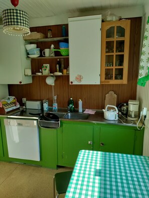 Réfrigérateur, micro-ondes, plaque de cuisson, lave-vaisselle