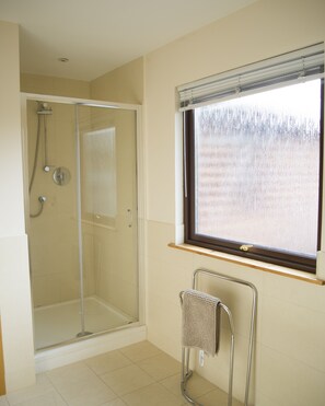 Baignoire, sèche-cheveux, bidet, serviettes fournies