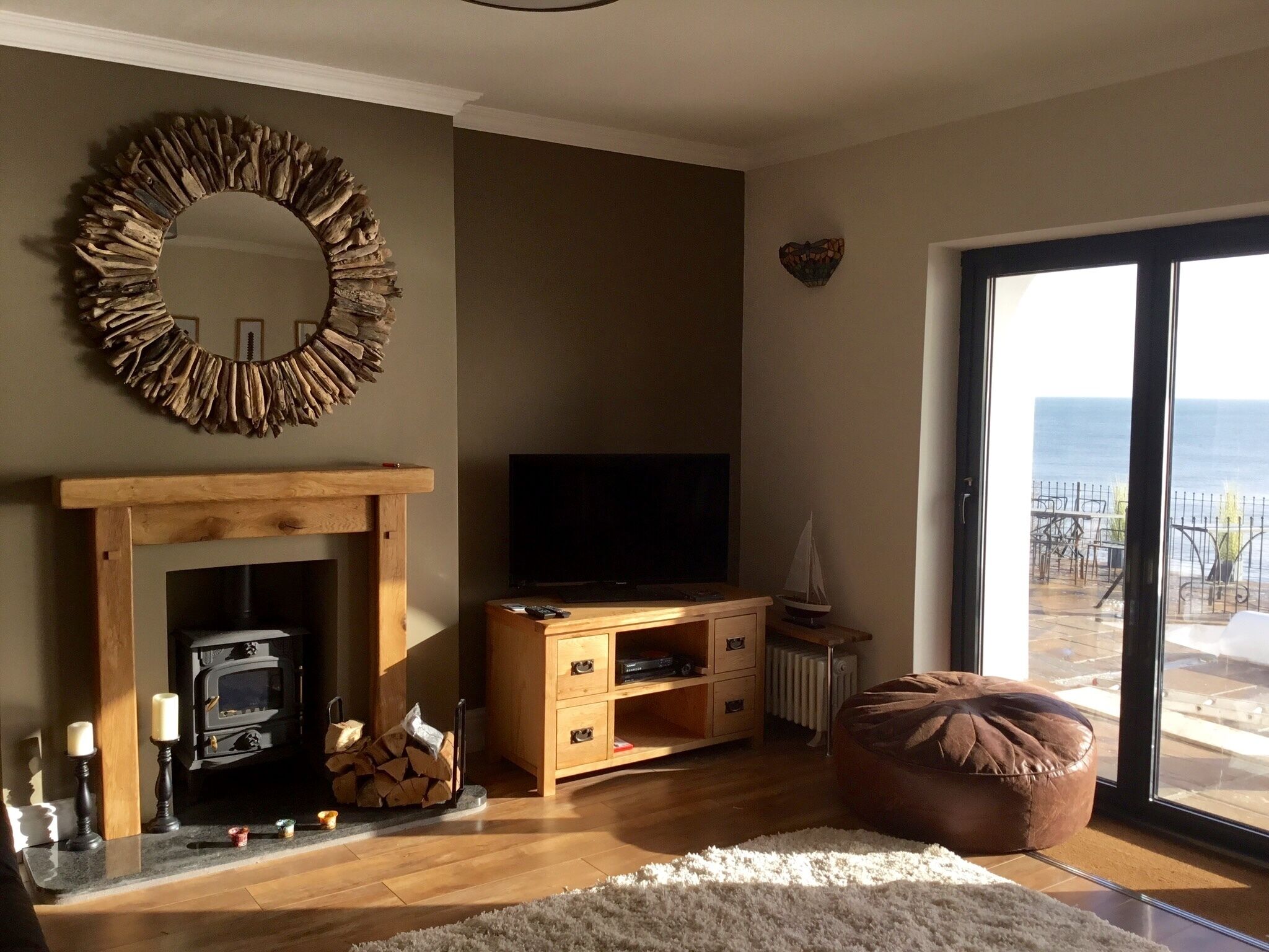 Een televisie, een open haard, videogames en een dvd-speler