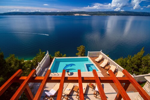 Nouveau! Villa MIRNA avec piscine chauffée et bain à remous, bain à remous, bar à vin traditionnel