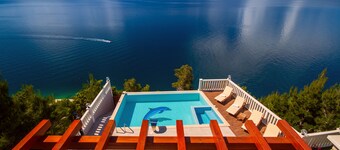 Ny! Villa MIRNA med oppvarmet basseng og boblebad, badestamp, tradisjonell vinbar