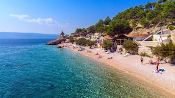 Beach nearby, sun-loungers, beach towels