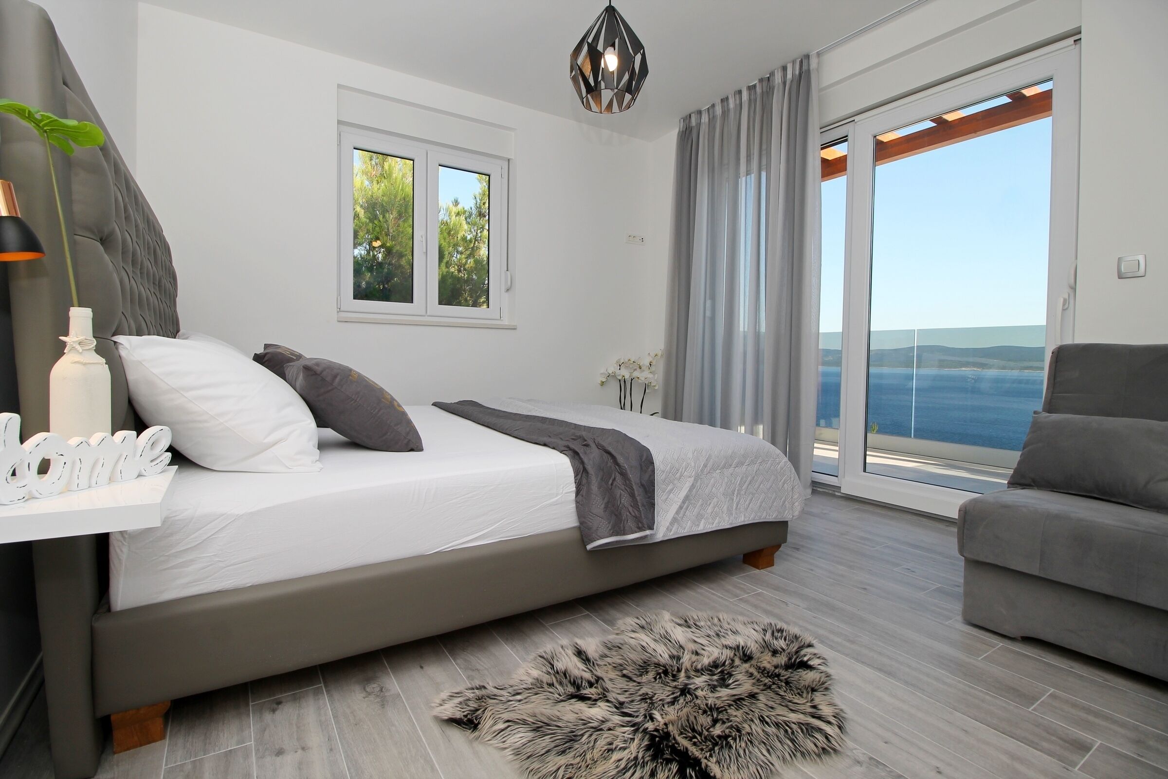 5 間睡房、房內夾萬、熨斗/熨衫板、可攜式嬰兒床