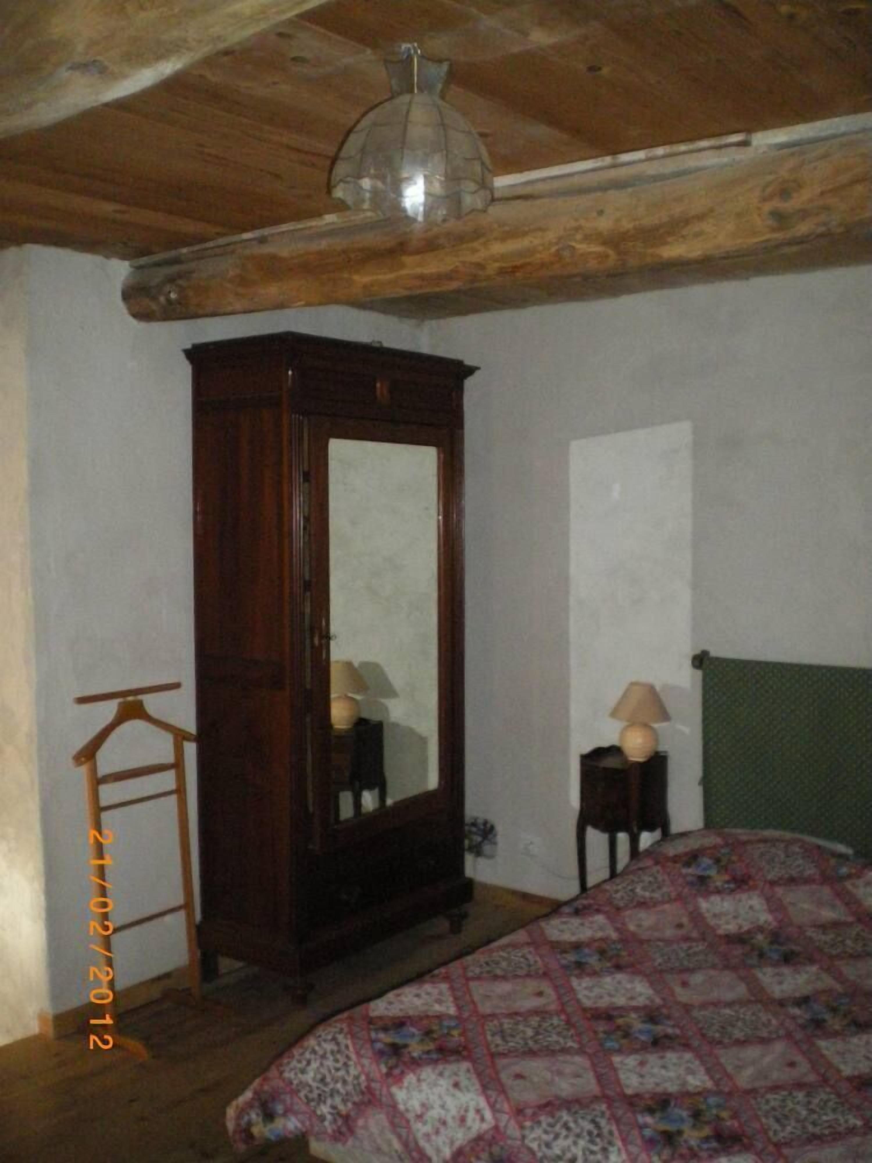 1 chambre, fer et planche à repasser