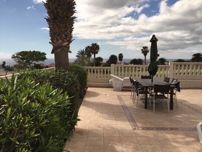 Villa, pool, 8 persons overlooking the golf course and the Amarilla wifi sea