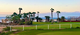 Villa, pool, 8 persons overlooking the golf course and the Amarilla wifi sea