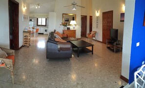 Téléviseur connecté, lecteur de DVD, livres, sélection de musique