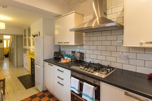 ثلاجة، ميكروويف، فرن، موقد طهي مسطح