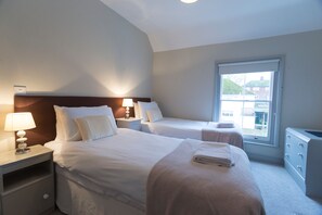 4 عدّة غرف نوم ومكواة/لوح كي وسرير سفر وواي فاي