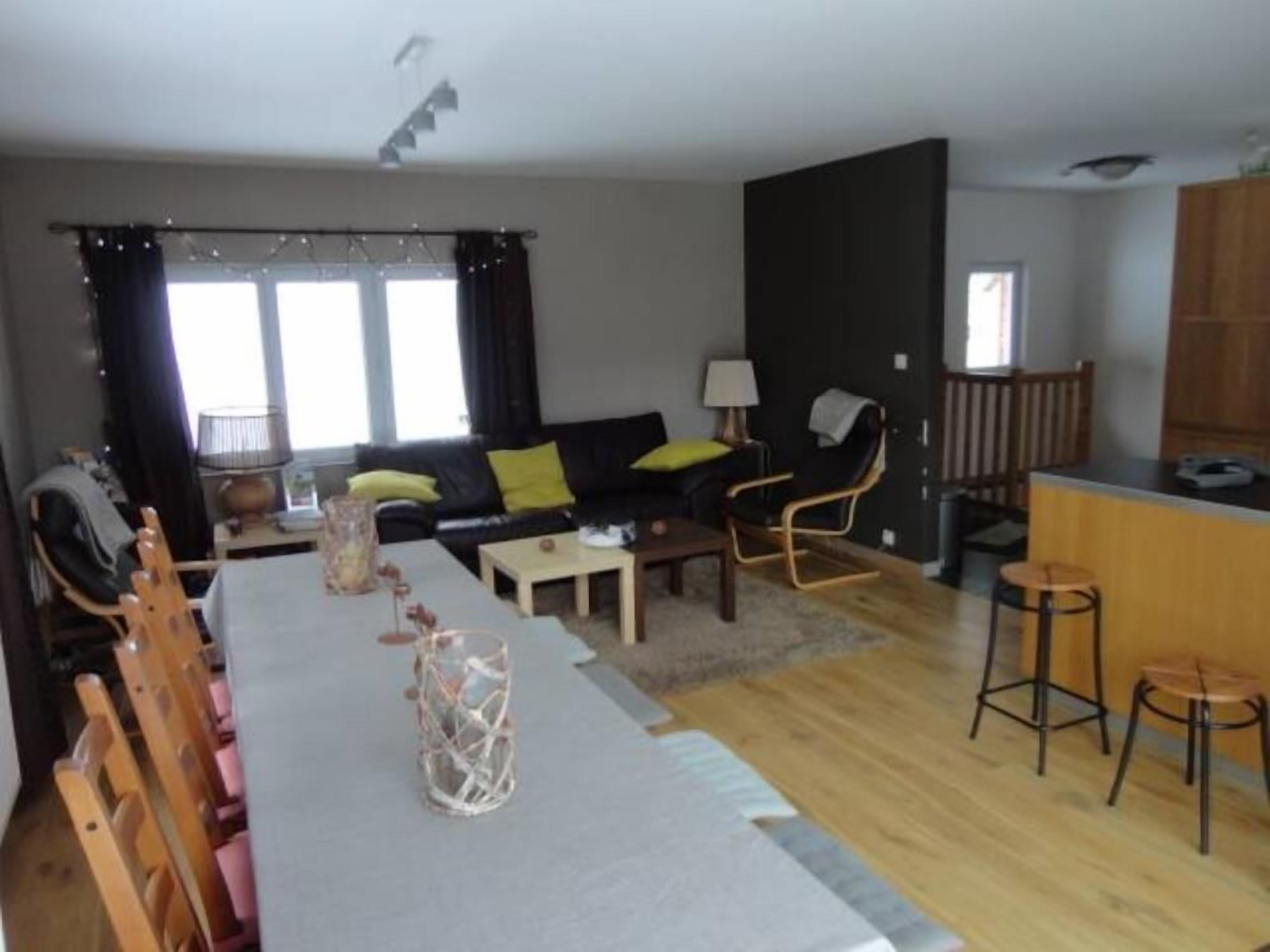 Smart TV, fireplace, DVD player, stereo