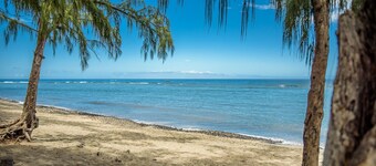 Near Beach : Private pool ; Terrace ; Panoramic view ; Air-conditioning