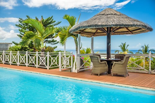 Near Beach : Private pool ; Terrace ; Panoramic view ; Air-conditioning