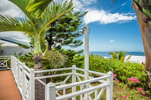 Property grounds - Near Beach : Private pool ; Terrace ; Panoramic view ; Air-conditioning (Saint Leu)