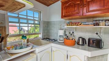 Réfrigérateur, micro-ondes, plaque de cuisson, cafetiÚre/bouilloire