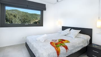 4 bedrooms, in-room safe, iron/ironing board, free WiFi