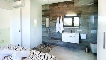 Shower, hair dryer, bidet, towels