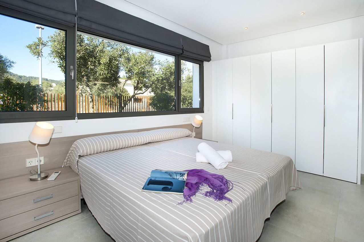 4 bedrooms, in-room safe, iron/ironing board, free WiFi