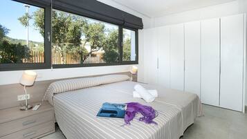 4 bedrooms, in-room safe, iron/ironing board, free WiFi