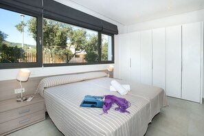 4 bedrooms, in-room safe, iron/ironing board, free WiFi - Modern Luxury Villa with Heated Pool, Outdoor Jacuzzi & 4 En-Suite Bedrooms (SA POBLA URB CRESTATX)