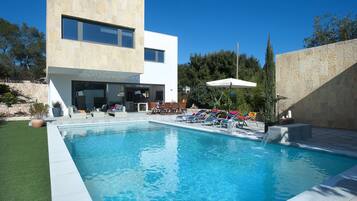 Outdoor pool, a heated pool