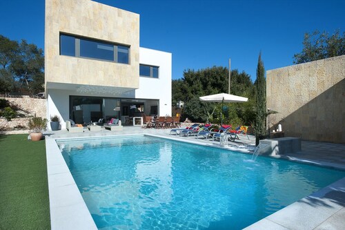 Modern Luxury Villa with Heated Pool, Outdoor Jacuzzi & 4 En-Suite Bedrooms