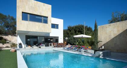 Modern Luxury Villa with Heated Pool, Outdoor Jacuzzi & 4 En-Suite Bedrooms