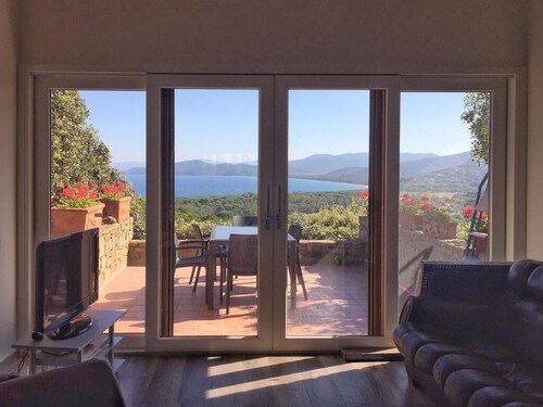 Panoramic villa by the sea - 8 beds. Air conditioning