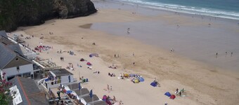 Familienferienhaus mit sicherem Garten auf der Rückseite und Parkplatz abseits der Straße