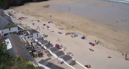 Perheloma, jossa turvallinen takapuutarha ja pysäköinti kadulla