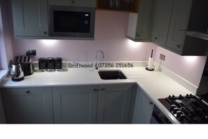 Fridge, microwave, oven, stovetop - Family Holiday Home, Very Close to Beach, in Quiet Road. Private Garden. (Newquay)