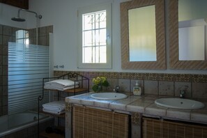 Bathtub, hair dryer, towels - Casa Almadraba. Cortijo-style, courtyard, beach (200m) (Roche)