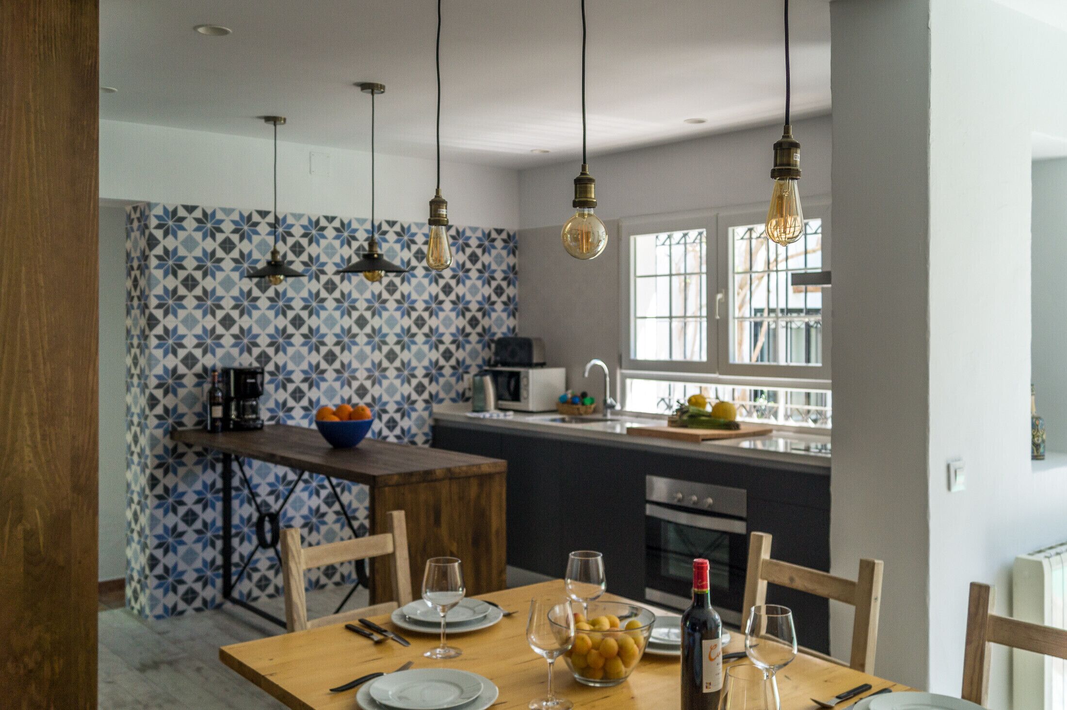 Frigorífico, microondas, horno y placa de cocina