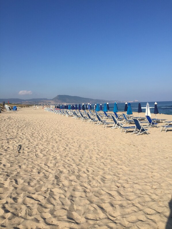 Playa en los alrededores, camastros y toallas de playa 