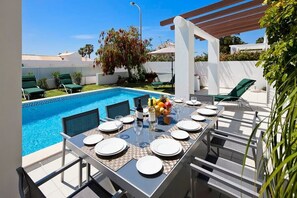 Outdoor dining - Villa Manuel - 4 bedroom villa, walk to beach, restaurants and supermarket (Galé)