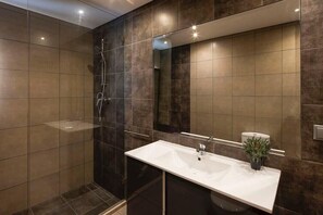 Shower, hair dryer, towels - Villa Manuel - 4 bedroom villa, walk to beach, restaurants and supermarket (Galé)