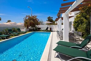 Pool - Villa Manuel - 4 bedroom villa, walk to beach, restaurants and supermarket (Galé)