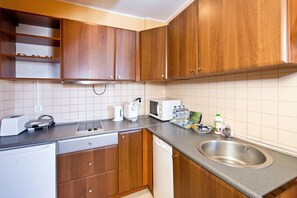 Mikrowelle, Geschirrspüler, Kochgeschirr/Geschirr/Besteck