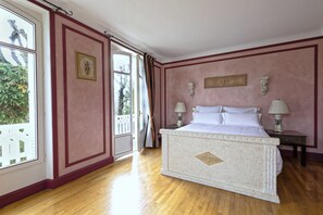 7 bedrooms, desk, iron/ironing board, travel cot - Character villa 8 to 15 p, 15 mn from Paris - 350 m2 (78170 - LA CELLE ST CLOUD)