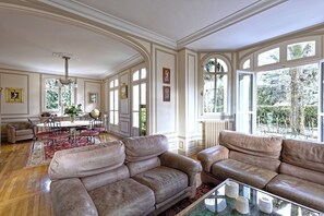 TV connectée, lecteur de DVD, table de tennis de table, livres