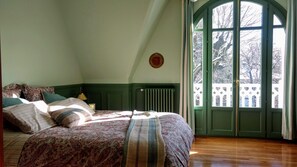 7 bedrooms, desk, iron/ironing board, travel cot