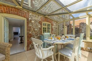 Outdoor dining - Chestnut Cottage, Thornham, Norfolk (Thornham)
