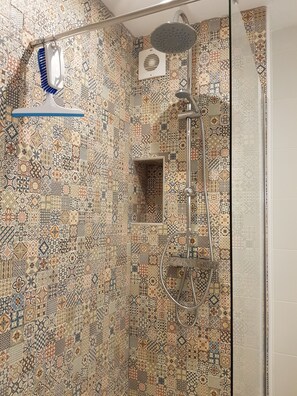 Shower, hair dryer, towels, toilet paper - Moraira Centre Refubished Apartment with Pool & Aircon near Beach, Marina & Bars (Moraira, Alicante)
