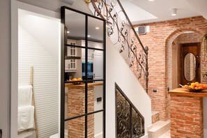 Een bad, een haardroger, een bidet, handdoeken