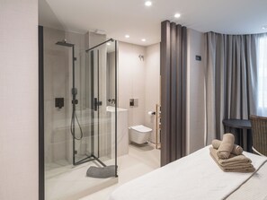 Banyera, assecador de cabells, bidet i tovalloles 