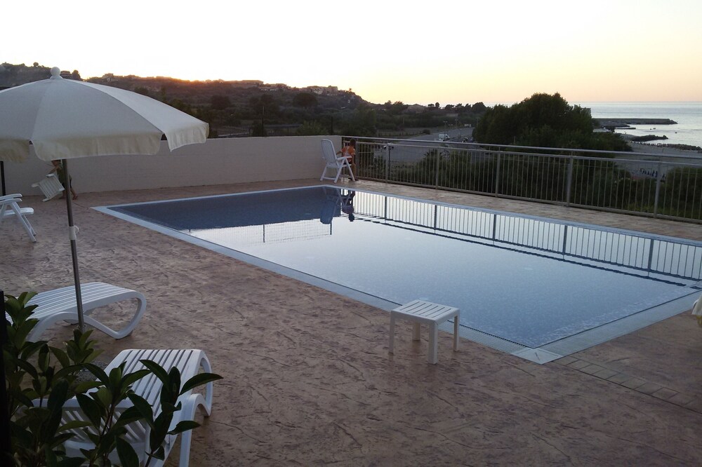 APARTMENT WITH POOL A 50 METERS FROM THE SEA